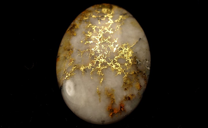 Cabochon of gold and quartz